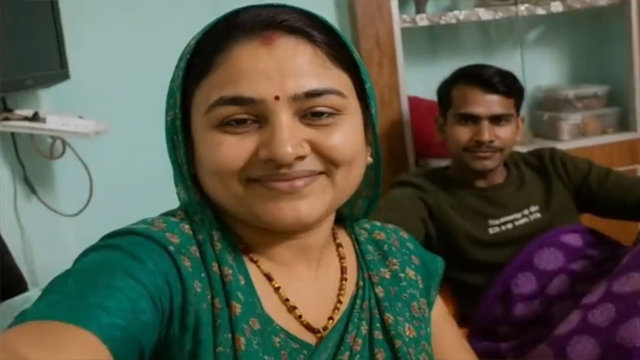 Desi Aunty Bed Romanse Kiss Viral Porn Video